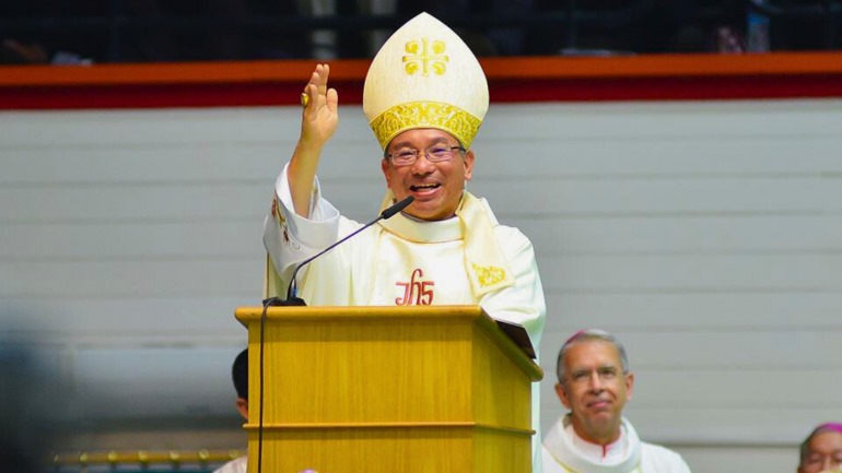 Archbishop Simon Poh in indigenous mite dingin Oral Bible translation hoitah in bawlpi ding poimaw sah