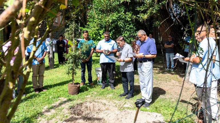Pope Francis in anapat Laudato Si’ kum 10 achinna toh kituoh a SVD te'n singnou asuonna uh. (Photo: SVD Generalate Media Department)